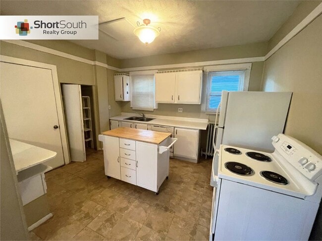 Building Photo - 3 bed 1.5 bath Single Family Home