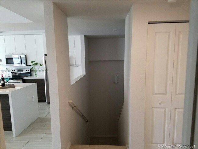 Building Photo - 805 SE 3rd Ave