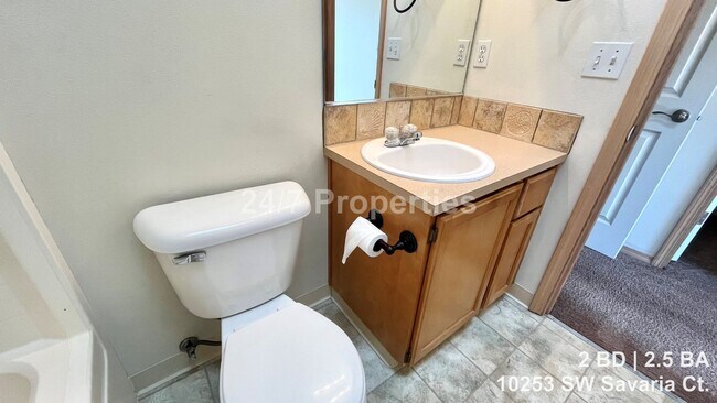 Building Photo - Spacious 2 BD | 2.5 BA Townhome w/ Vaulted Ceilings - Beaverton