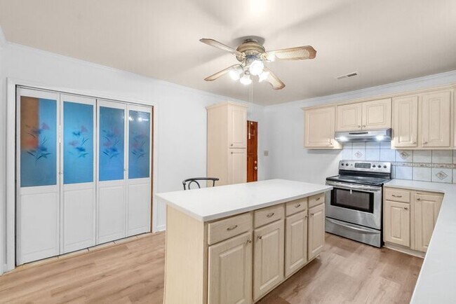 Building Photo - Space to Live, Room to Dream, 4BR/2BA with flex space, office, 2 car dettached garage and ample p...