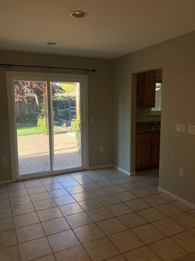 Building Photo - 112 Doris Dr