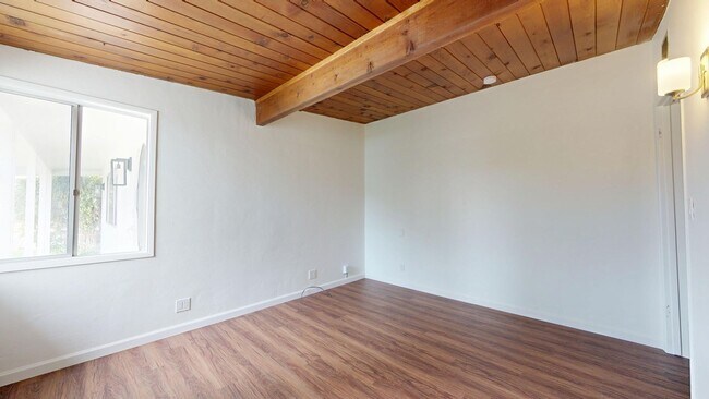 Building Photo - Spacious 3 Bedroom Home Available for Long...