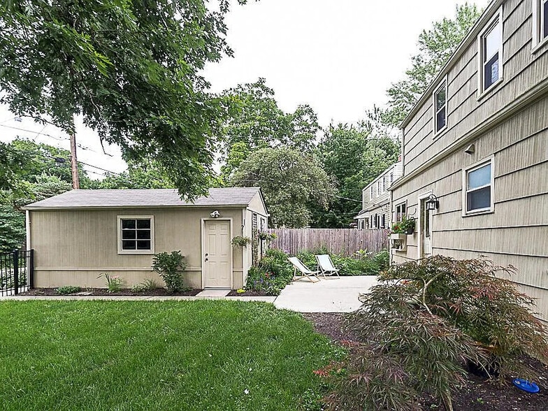 Garage and patio - 224 Colonial Ave