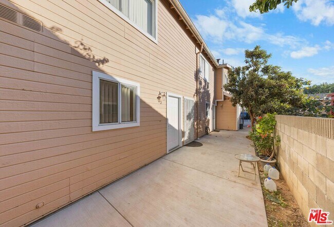 Building Photo - 14112 Delano St