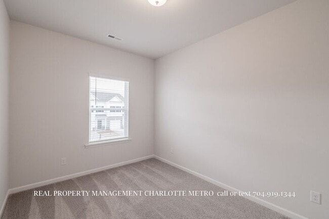 Building Photo - Modern Brand-New Built 3BR Townhome Near Uptown