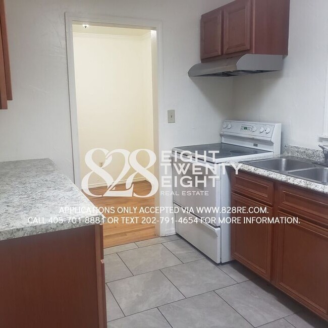 Building Photo - *AVAILABLE NOW!* 4 bed/1 Bath House with an Awesome Backyard!