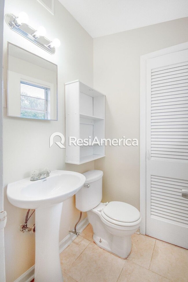 Building Photo - Renovated 3/2 in Great Location!