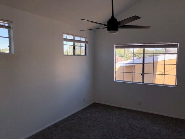 Building Photo - 4517 E Lavante St