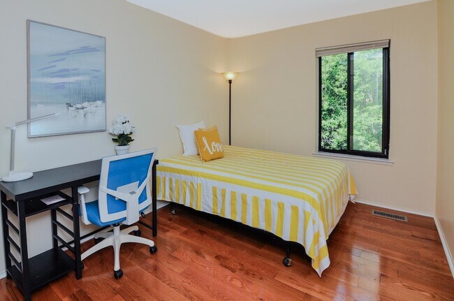 Building Photo - 609 Watersedge Dr