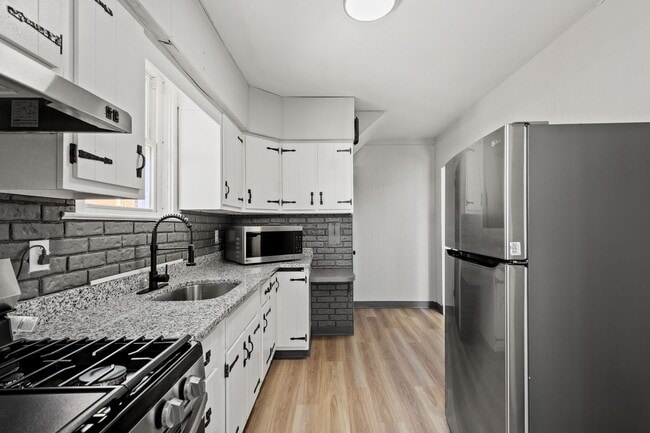 Building Photo - Beautiful 3 Bedroom House in Carrick Available May 1!