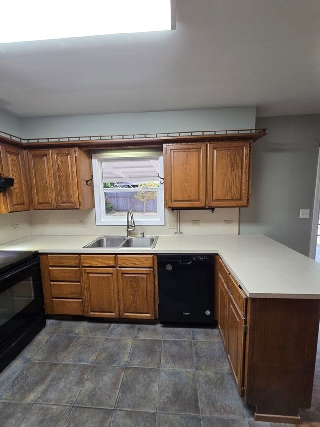 Building Photo - Pet Friendly Single Level 3 Bed 2 Bath Hom...