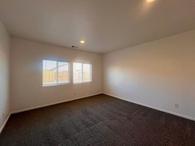 Building Photo - Luxurious 4 bedroom 3 bath family home in ...