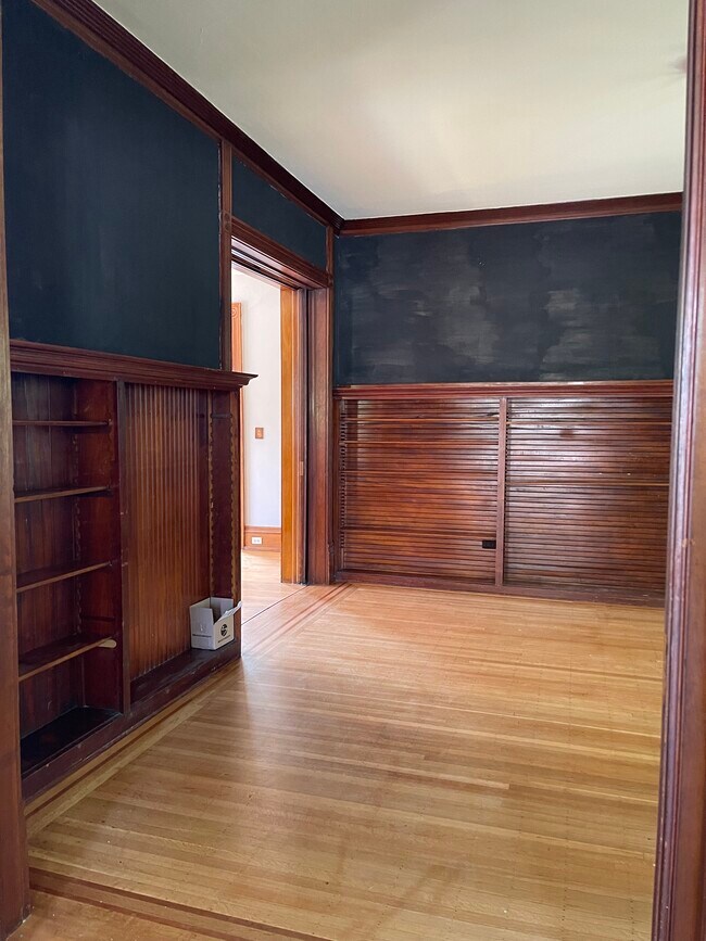 Building Photo - 710 N 6th St