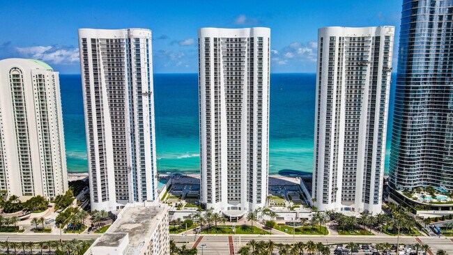 Building Photo - 15901 Collins Ave