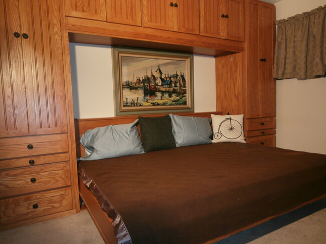 Building Photo - Efficiency Apt Close to Campus!