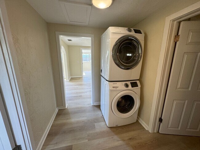 Building Photo - Remodeled 3/2 in the Heart of Gainesville!