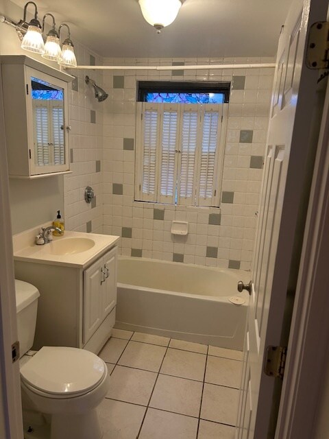 Bathroom - 216 Dorchester St