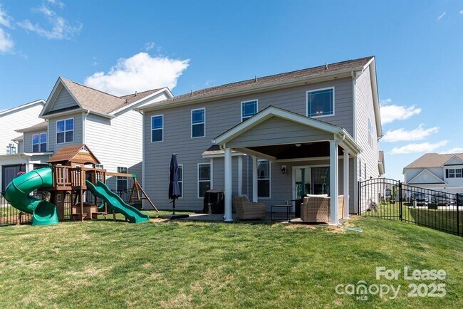 Building Photo - 2046 Saddlebred Dr