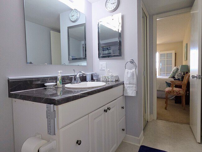 Building Photo - 4550 Cove Cir