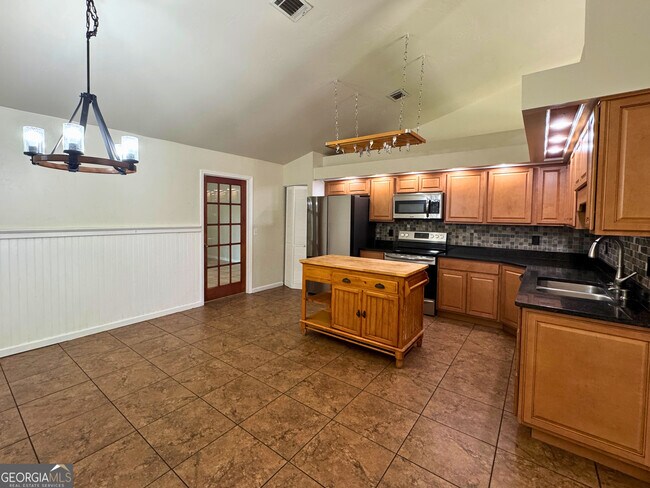 Building Photo - 330 McQueen Cir