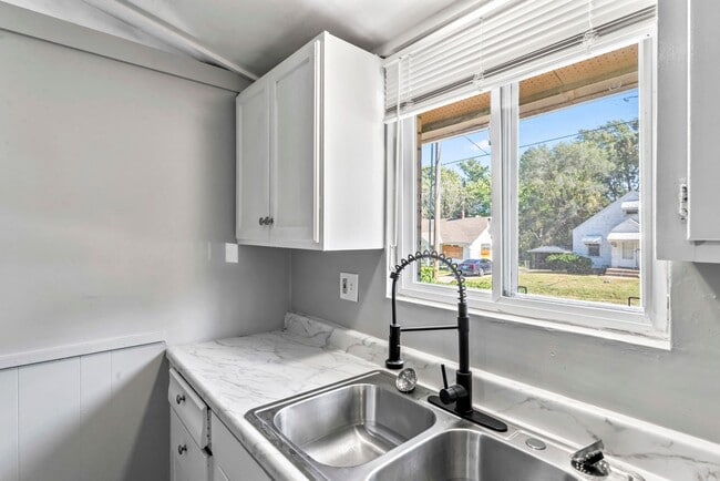 Building Photo - Affordable Comfort in Independence — 1-Bed...