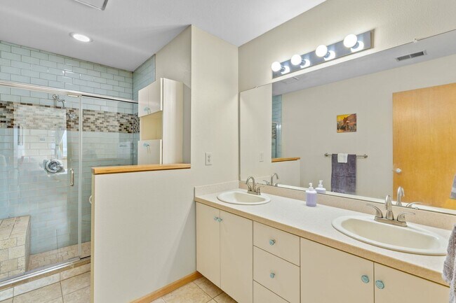 Building Photo - Flatiron View Retreat with Vaulted Ceilings & Private Balcony