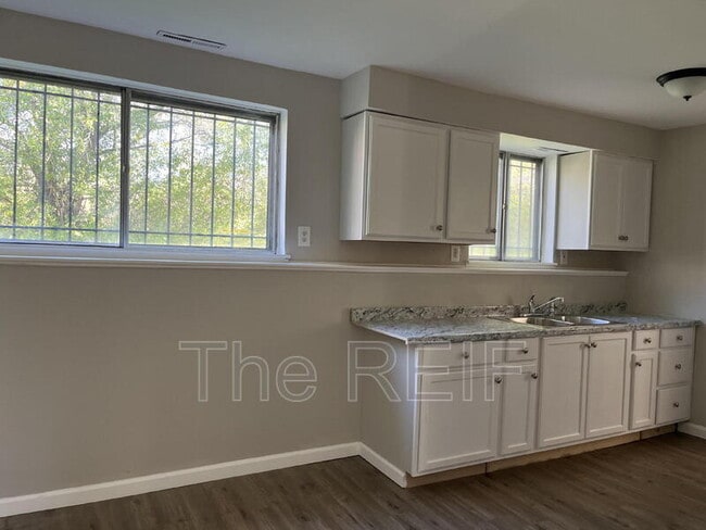 Building Photo - 5520 Bermuda Ln