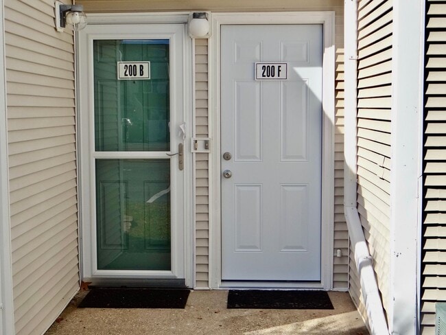 Building Photo - Rent Special w/ year lease- Beautifully Re...