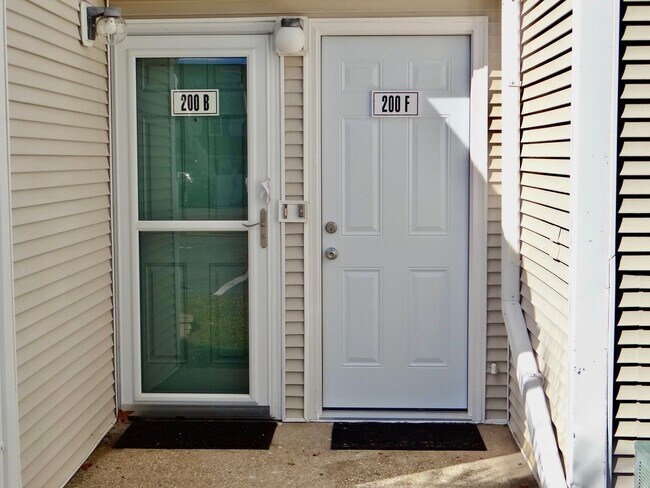 Building Photo - Rent Special w/ year lease- Beautifully Remodeled 2 Bed/2 Bath in Deer Creek @ Deerfield Surfside