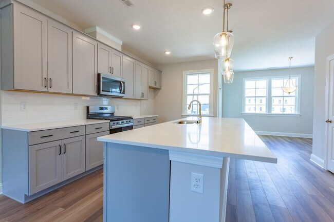 Building Photo - BEAUTIFUL TOWNHOME WITH COMMUNITY POOL- $1000 OFF FIRST MONTH'S RENT WITH FEBRUARY 2026 MOVE-IN
