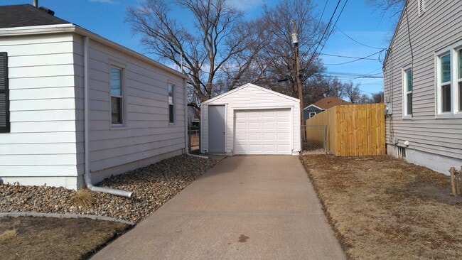 Building Photo - 814 E 14th St