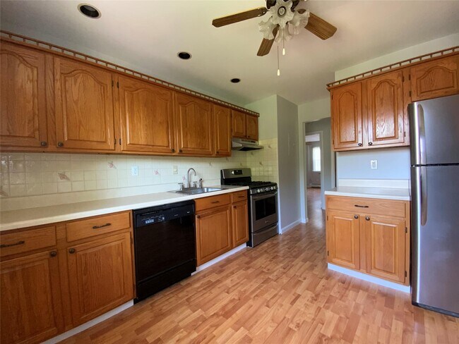 Building Photo - 31 Parkside Dr