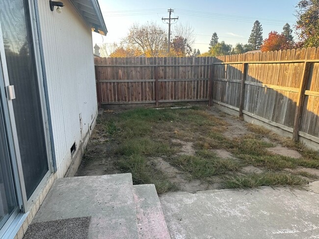 Building Photo - Cute home in a well established neighborhood with community pool!