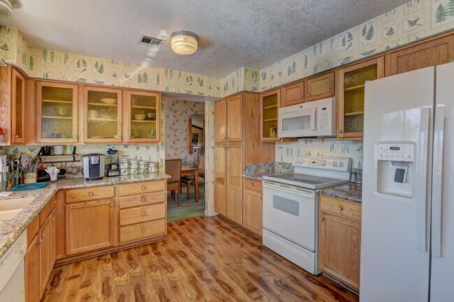 Building Photo - Discover this 4-bedroom, 2.5-bath historic beauty in the heart of Spring Valley, where Old Vegas ...