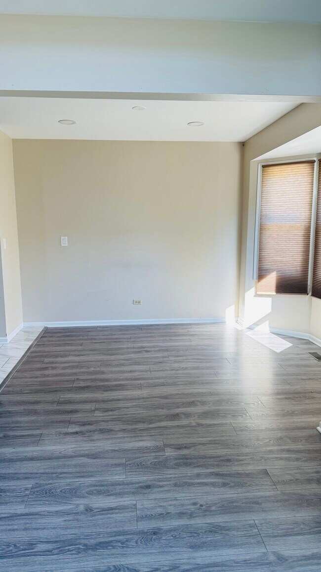 Building Photo - 775 Hoover Dr