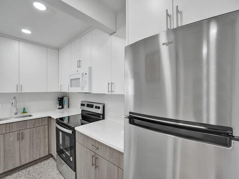 Building Photo - 906 N Riverside Dr