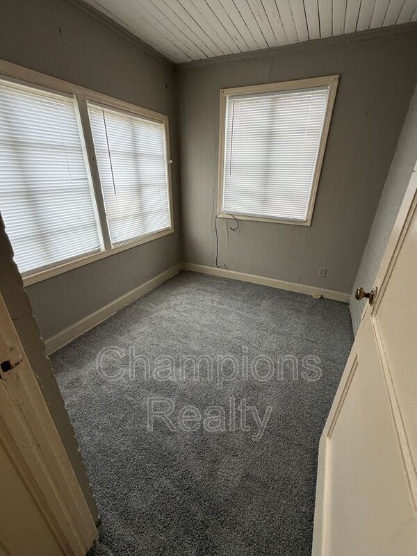 Building Photo - 2802 Pecan St