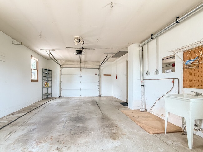 Building Photo - 213 Hahnstown Rd
