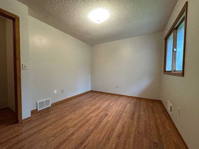Building Photo - Huge Yard! 2 bd 1 ba 1 car garage plus par...