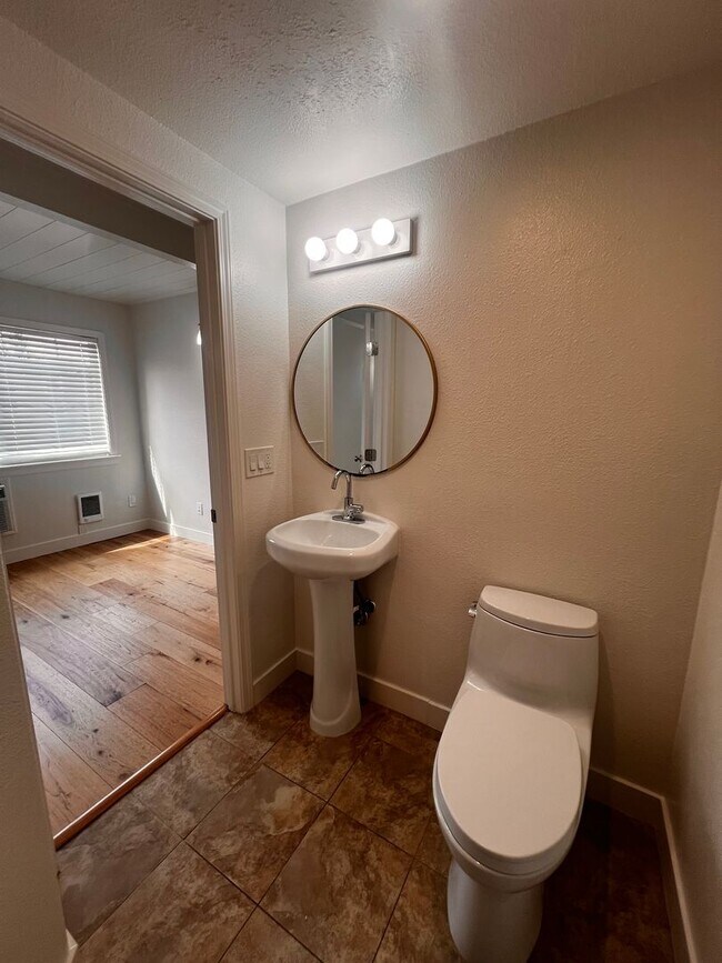 Building Photo - 2 bedroom 2 bath in Concord