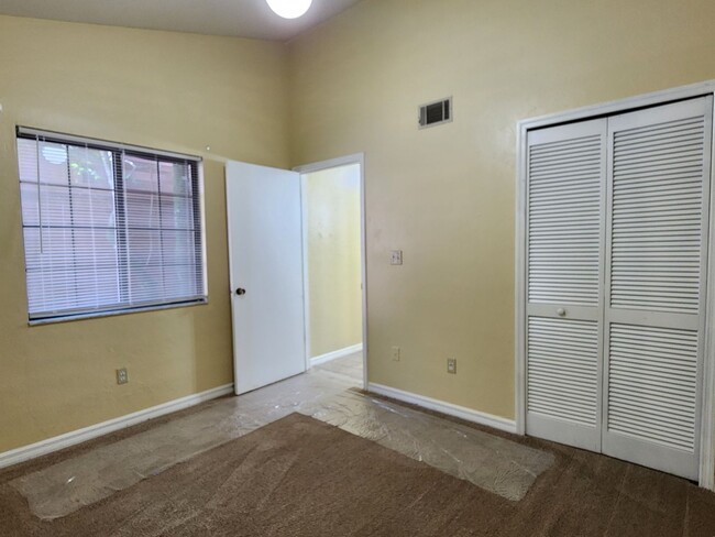 Building Photo - For rent Townhome 2 bed, 2 baths plus study