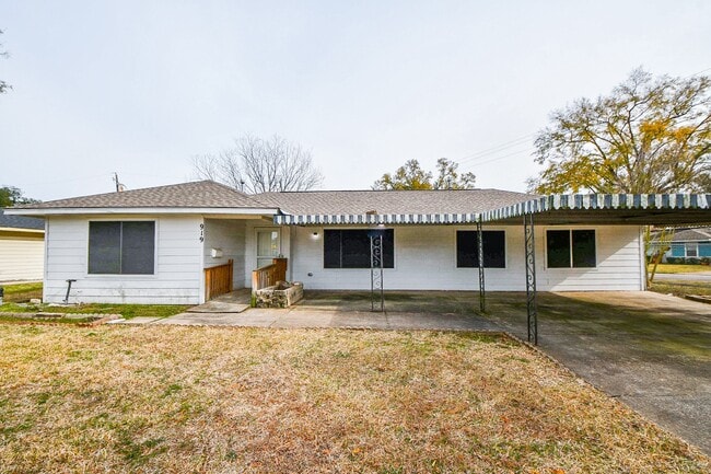 Building Photo - 919 Forest Oaks Dr