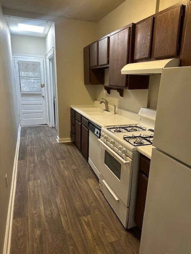 Building Photo - Large 1,000 sq. ft One Bedroom