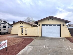 Building Photo - Cute 2 Bedroom Home w/ Garage Near Golf Co...