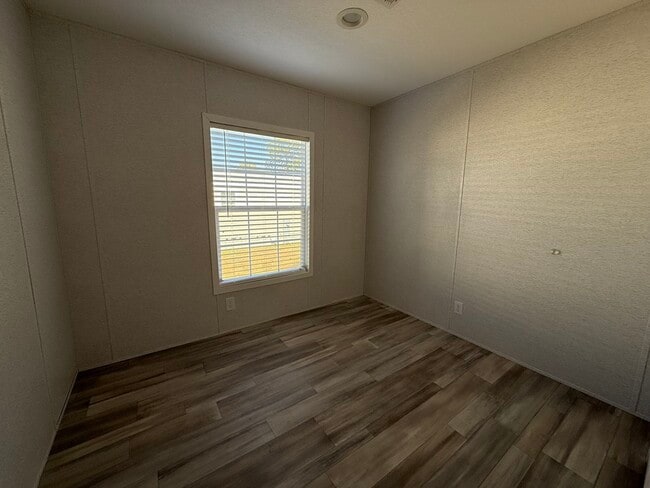 Building Photo - 6607 Lakewood Dr