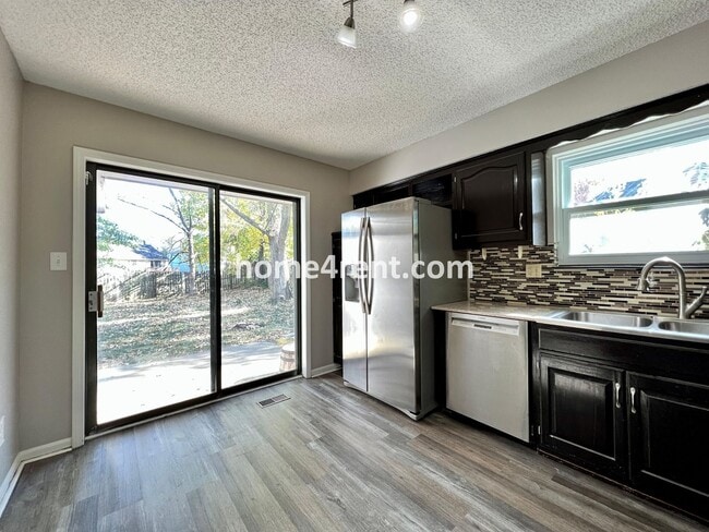 Building Photo - Wonderful Northland Home w/ an Updated Kit...