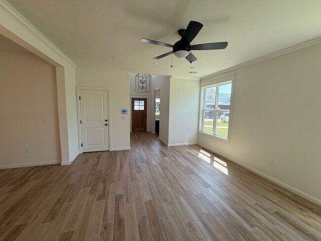 Building Photo - Fall special! flexible terms and easy move in!! 3 bed 2 bath 2 car in bungalow Heights, beautiful...