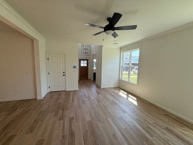 Building Photo - Flexible terms and easy move in!! 3 bed, 2 bath, 2 car garage in the gated Bungalow Heights commu...