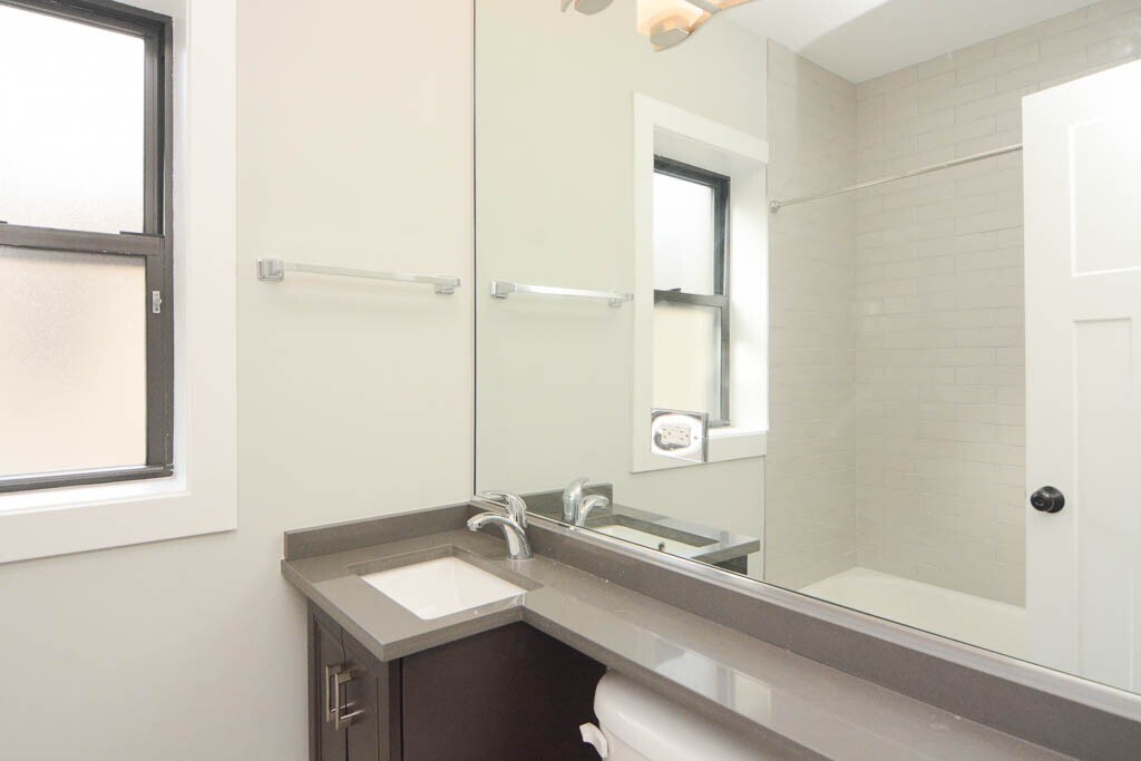 Building Photo - 722 W Brompton