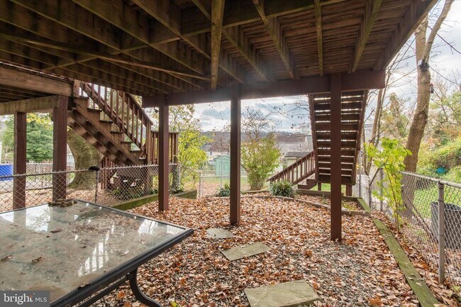 Building Photo - 327 E 9th Ave